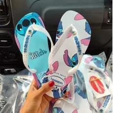 Havaianas com Estampas inspiradas nos personagens Lilo e Stitch.