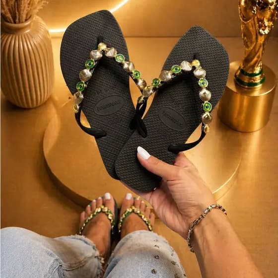 Chinelo customizado com pedraria de Concha e bandeira do Brasil