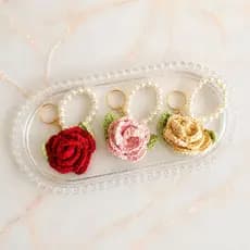 chaveiro botão de rosa com perola