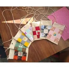 Bolsa Porta Celular Artesanal em Algodão Cru com Patchwork e Bordado à Mão – Alça regulavel