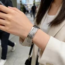 Pulseira Quadrada com Textura Ondulada Estilo Moderno e Elegante