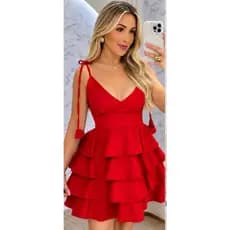 Vestido Feminino em Alfaiataria com Babados em Camadas – Decote V e Cintura Marcada.Gringa Balada Paty
