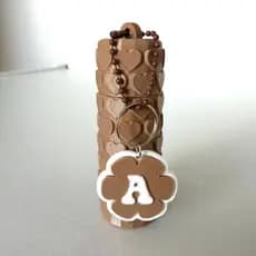 Porta Batom Corações Chaveiro com Pingente Letra Inicial Compacto e Delicado | Organizador de Bolsa| Presente Criativo
