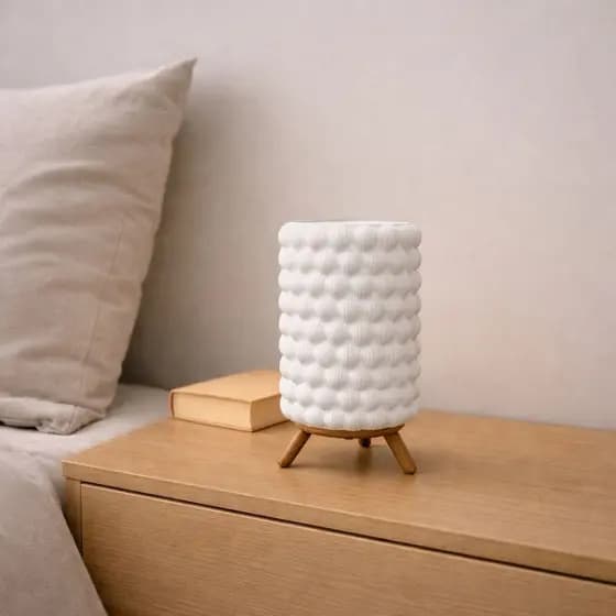 Luminária 3D Minimalista de Mesa | Abajur Pequeno a Pilha com Vela LED | Luz Aconchegante| Ideal para Quarto e Sala