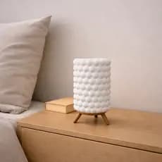Luminária 3D Minimalista de Mesa | Abajur Pequeno a Pilha com Vela LED | Luz Aconchegante| Ideal para Quarto e Sala