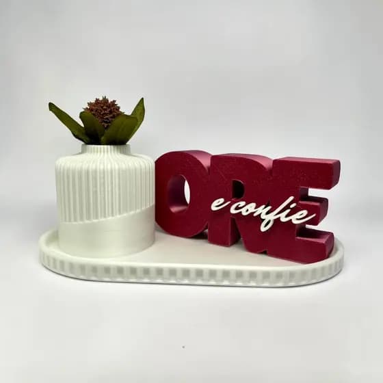 Kit decorativo “Ore e Confie” com vaso e bandeja minimalista