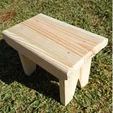 Banquinho de Madeira Pinus - Baquinho pequeno ideal para criança, jardinagem, pedicure, decoração