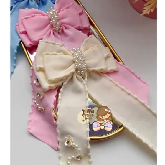 Laço com borda de pompom, laço com calda, laço pontas- Delicadeza e estilo para todos os momentos.
