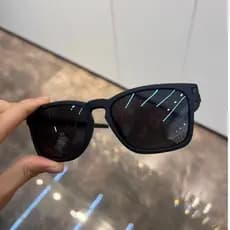 Óculos de sol estilosos para homens e mulheres, com lentes polarizadas.