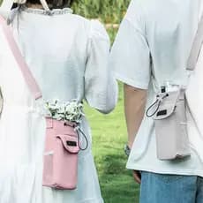 Esta bolsa para garrafa de água também possui um bolso para celular, porta-chaves e alça de ombro ajustável.