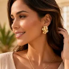 Brinco Feminino Flor de Luxo Folheado a Ouro Semijoia Elegante Delicado