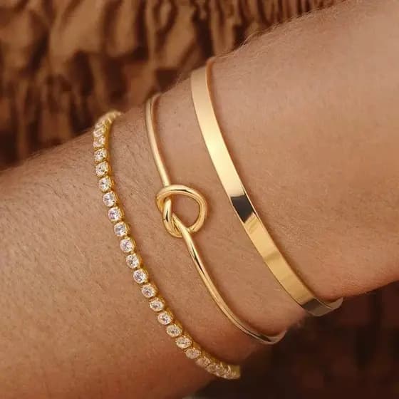 KIT 3 Bracelete Nó Delicado + Bracelete Feminino Liso + Pulseira cravejada de zircônia banhada a ouro 18k
