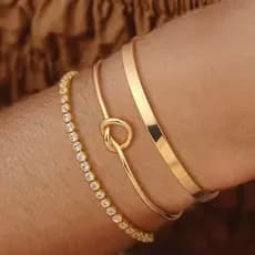 KIT 3 Bracelete Nó Delicado + Bracelete Feminino Liso + Pulseira cravejada de zircônia banhada a ouro 18k