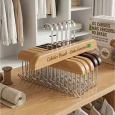 Conjunto de dois cabideiros de madeira com oito ganchos, adequados para guardar diversos tipos de roupas.