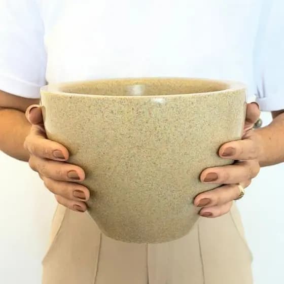 Vaso de planta Areia ou Cinza decorativo | Polietileno | Resistente | Boca 22cm x Altura 15cm