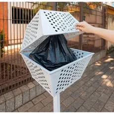 Lixeira de Chão com Tampa em Aço Galvanizado, Telada e Resistente para Condomínio, Empresa e Área Externa