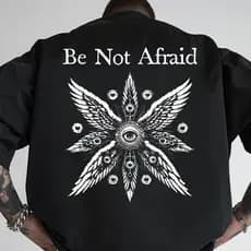 Camiseta Masculina Oversized de Manga Curta e Gola Redonda, Estampa Gráfica "Não Tenha Medo" com Desenhos de Olho e Asa