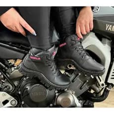 Bota Caterpillar Feminina Preta com Detalhes Rosa – Conforto, Estilo e Resistência