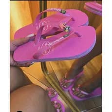Chinelo Havaianas Top com Pingente Tucano e Coqueiro Confortável e Estilosa