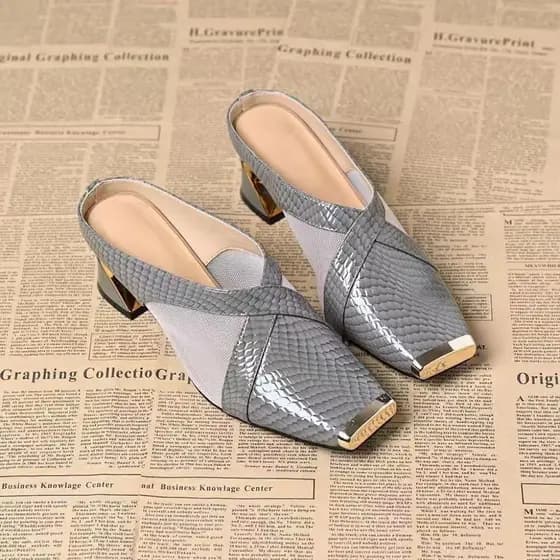 Sandálias femininas de salto grosso, estilo novo de verão 2025, chinelos de moda para uso ao ar livre, bico quadrado, co
