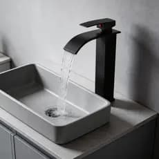 Torneira de Banheiro Alta Bico em Cascata Monocomando Misturador Fria e Quente Design Moderno Cromado
