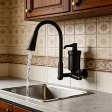 Torneira de Cozinha de Parede Preto Fosco com Filtro Integrado, Mangueira Flexível 360°, Saída Dupla Independente