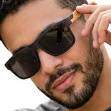 Óculos de Sol Masculino e Feminino Haste Madeira Preto Fosco Lente Escura Proteção UV400 - MD-24