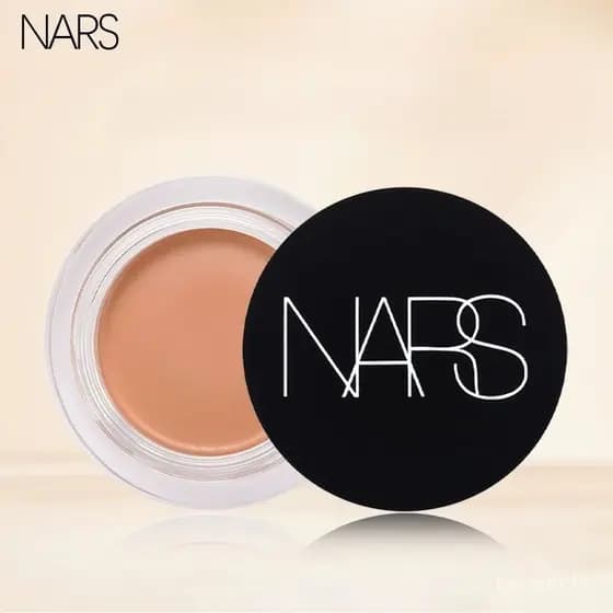 Corretivo Monocromático NARS Cross Round para Cobrir Imperfeições, Hidratar, Iluminar e Controlar a Oleosidade Facial