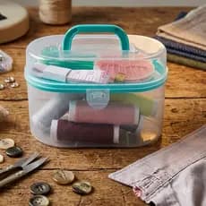 Kit Costura Com Maleta Prático e Portátil - Linhas, Botões, Alfintes, Agulhas, Fita Métrica, Tesoura
