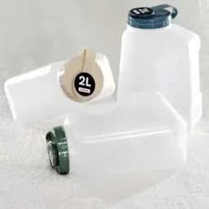 Garrafa Plástica de Água Slim Para Porta de Geladeira 2 Litros Tampa Flip Top