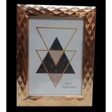 Porta-Retrato Dourado em Plástico - Tamanhos Variados para Registrar Seus Momentos com Estilo!