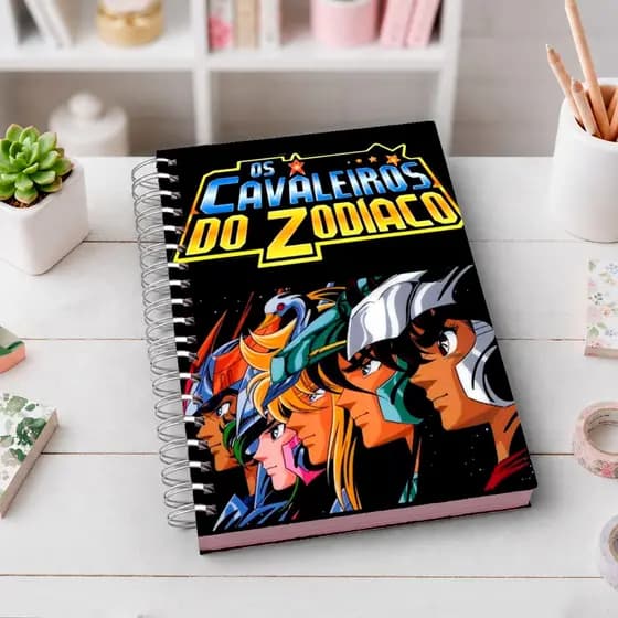 Caderno A5 Seya Cavaleiros do Zodiaco | Capa Dura Premium | Wire-O | 80 Folhas | Ideal para Estudos