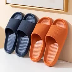 Chinelos de banheiro feminino verão casa banho interior antiderrapante simples desodorante mudo casal pisando em sandáli