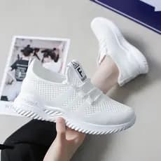 Pequenos sapatos brancos femininos 2026 primavera verão venda quente estudante malha respirável tênis leve sola macia nã