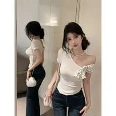 2026 nicho costura versão coreana quente menina Irregular ombro inclinado bolinhas de manga curta camiseta feminina novo