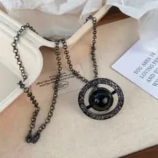 Corrente de Cintura com Pingente de Saturno Preto para Mulheres, Colar Leve e com Estilo Pessoal