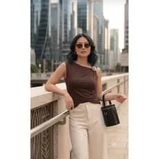 Blusa Regata Broche Rosa Elegante Macia Estilosa Sofisticada Moderna Versátil Confortável