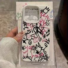 Capa de Celular: Capa com Textura de Lichia e Padrão de Grafite de Alfabeto em Forma de Coração, Compatível com as Série