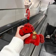 Benming ano vermelho pônei pingente ano novo cavalo ano mascote boa sorte boneca de pelúcia cavalo vermelho presente cha
