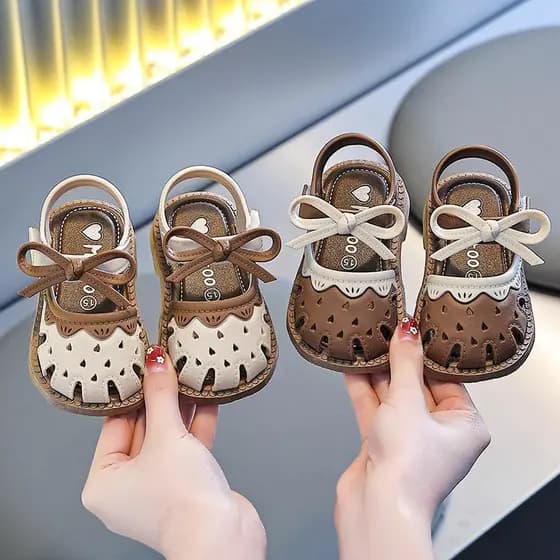 Sandálias femininas para bebês, verão, 2026, novo estilo, 1-2-3 anos, bebê, criança, princesa, sola macia, sapatos para 