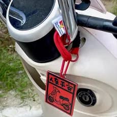 [Safe Bless Travel] Acessórios para carro elétrico Pingente de acrílico vermelho Decoração exclusiva com pingente de car