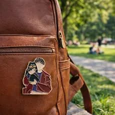 Pin Broche Esmaltado V Taehyung BTS Kpop Acessório Moda Premium Bolsa Mochila