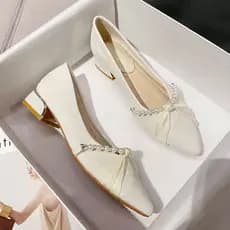 Saia combinando salto baixo salto grosso bico fino início da primavera lindos sapatos únicos femininos 2026 novo estilo