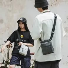 Street Wear Messenger Bag Pequena Mochila Leve 2025 Novo Estilo Bolsa de Ombro Masculina Pequena Bolsa de Ombro Estilo V