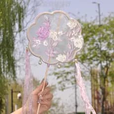 Crianças estilo antigo lírio do vale grupo fã menina palma fã estilo chinês bordado pequeno fã menina dança passarela Ha