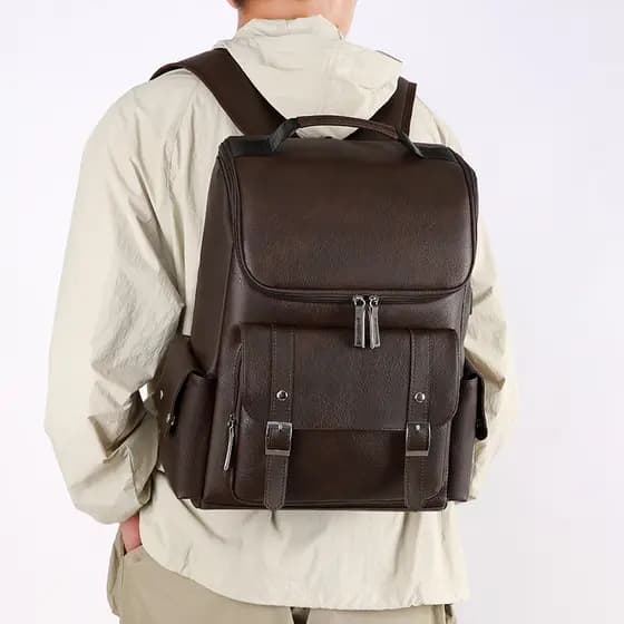 Mochila masculina mochila de couro High-End Casual Commuter computador saco masculino Street Wear estilo britânico estud