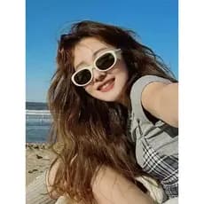 Menina quente na moda legal bege óculos de sol feminino High-End sentimento 2026 novo estilo viagem rua tiro Hip-Hop Ant