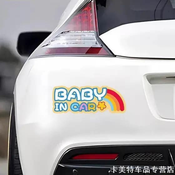 Há um adesivo de carro de bebê no carro adesivo de aviso magnético no carro bebê babyincar carro tem um adesivo de carro