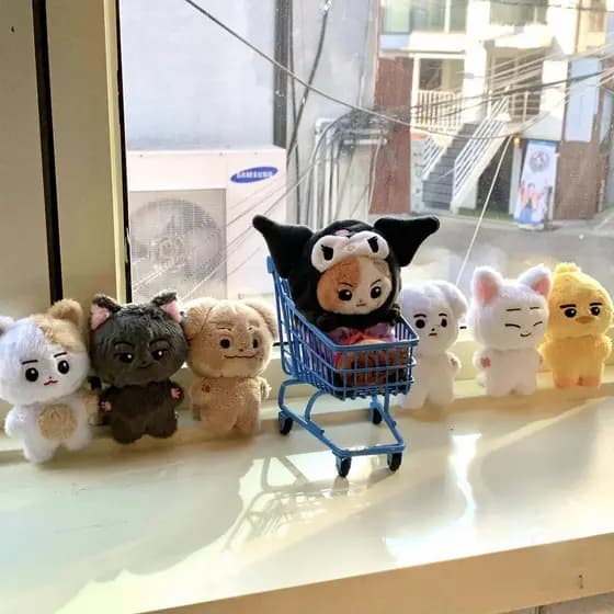 Novos brinquedos de pelúcia dos ídolos do K-pop Enhypen, Niki, Jeongwon e Sunghoon.