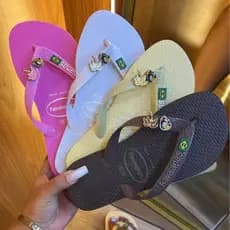 Chinelo Havaianas Brasil com Placa Logo e Pingente Tucano e Coqueiro Modelo Tradicional Varias Cores